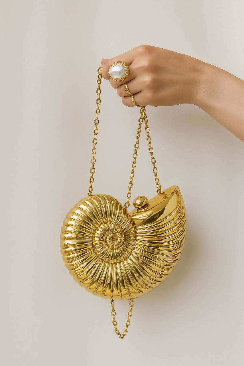 Gold chain pendant, shoulder bag, body jewelry, bronze locket