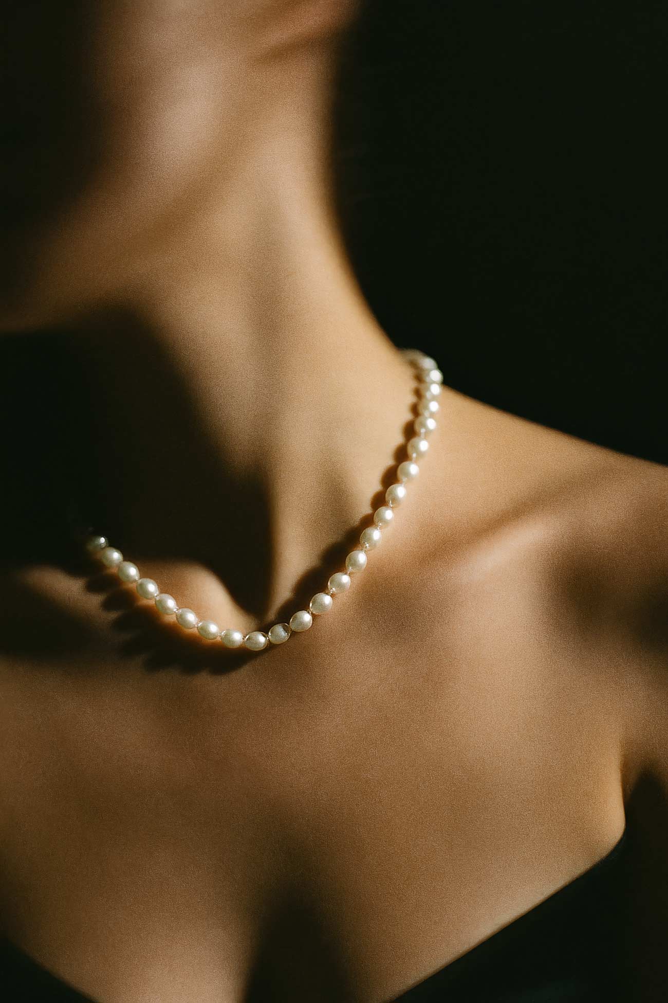Fashion model with pearl necklace and silver gemstones