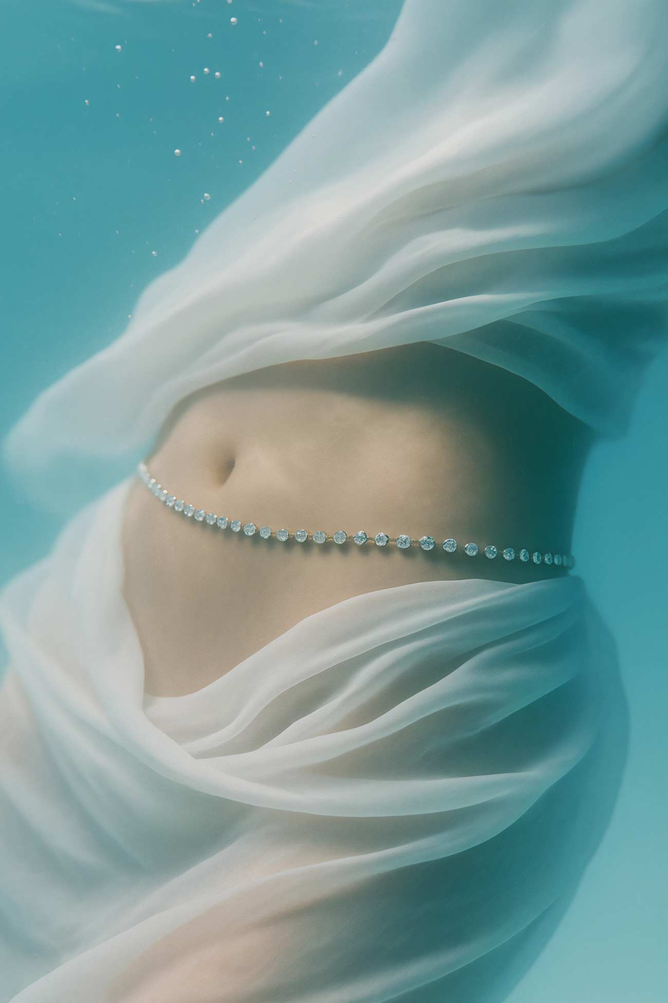 Girl\'s hip and navel underwater in CG artwork